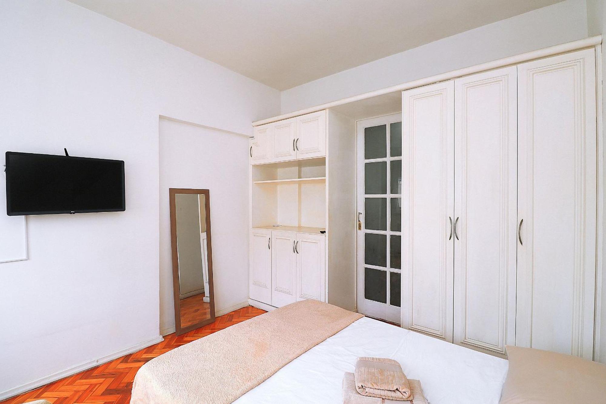 P/ 3 Pessoas Simples, Uma Quadra Da Praia, 3min Metro Arcoverde, Atras Do Copacabana Palace Apartamento Rio de Janeiro
